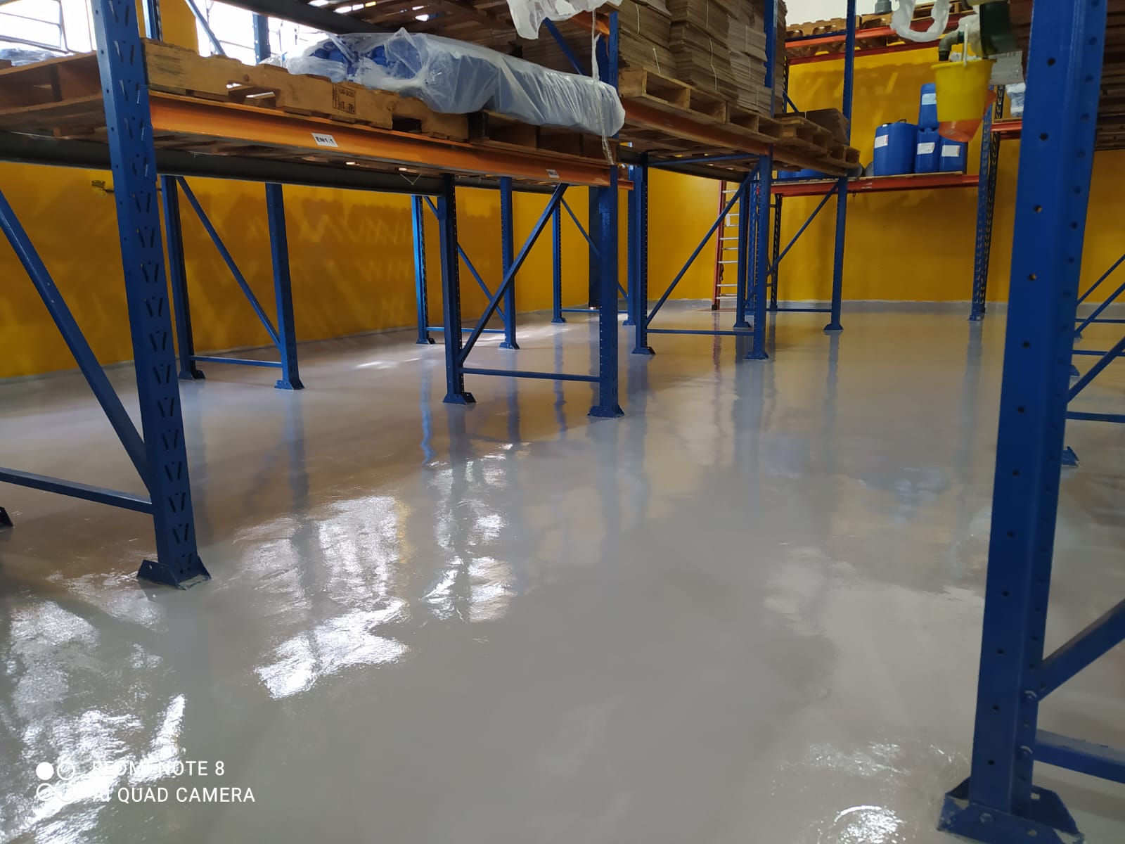 Piso resinado em área de armazenagem